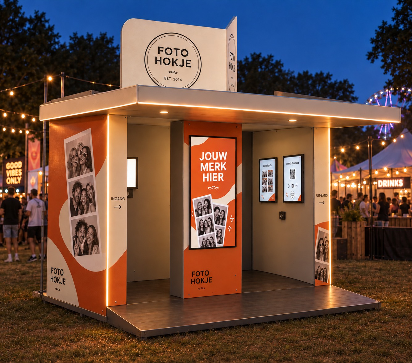 Het Festivalhokje op een festivalterrein, met aparte ingang en uitgang, fotostrookjes op de wanden en schermen voor branding en digitale downloads.